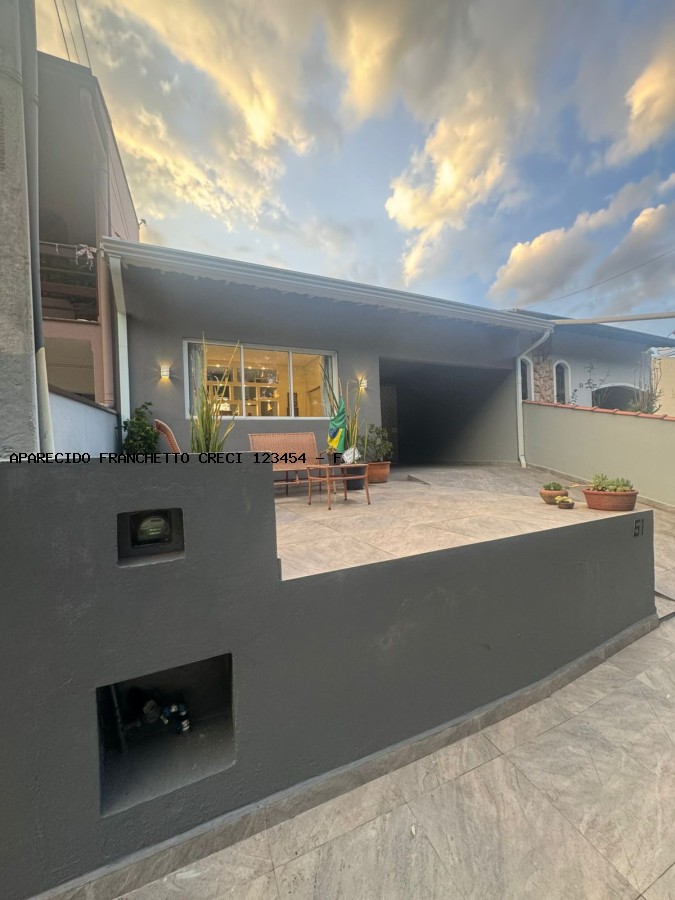 Casa à venda com 2 quartos, 3 banheiros, 2 vagas e 200m² no Parque dos Cocais, Valinhos — foto principal