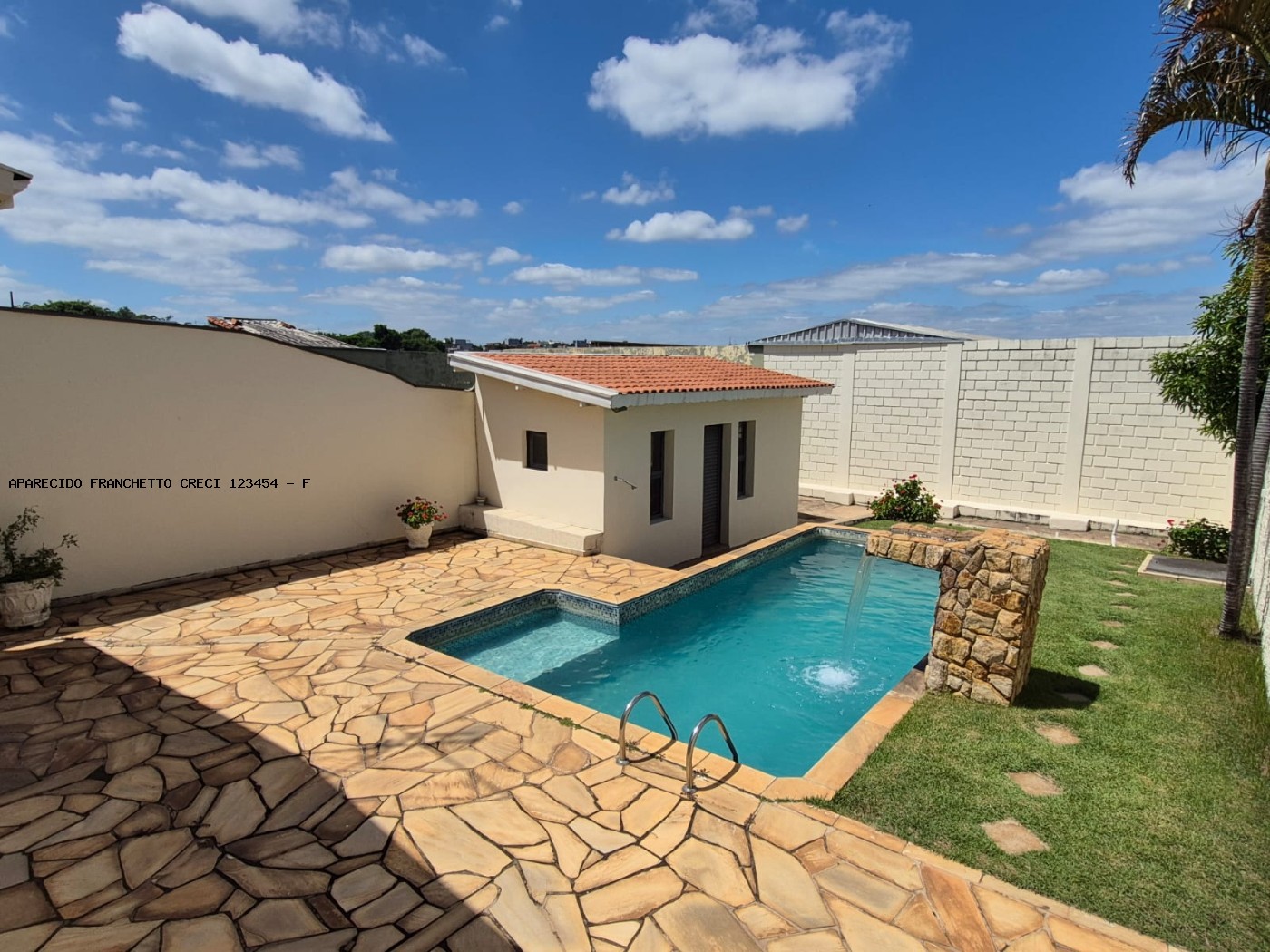 Casa à venda com 2 quartos, 2 banheiros, 3 vagas e 300m² no Jardim Do Lago, Campinas — foto principal